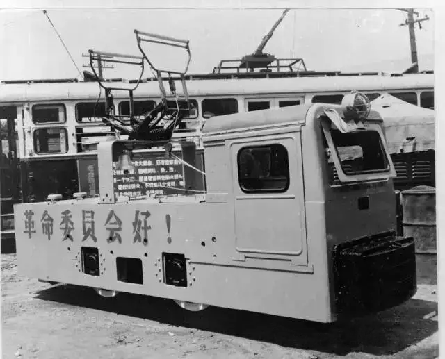 8.1964年大连电车公司电车厂生产制造的架线式小型电机车。.bmp